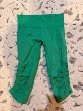 Lululemon green ruched capri length leggings women’s size 4 EUC